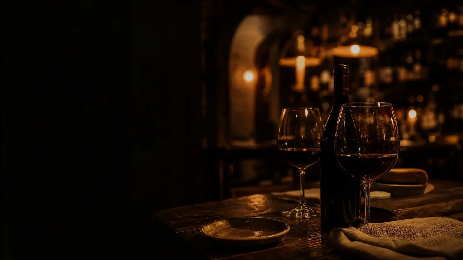 Enoteca con bottiglia di vino rosso e Calici di vino