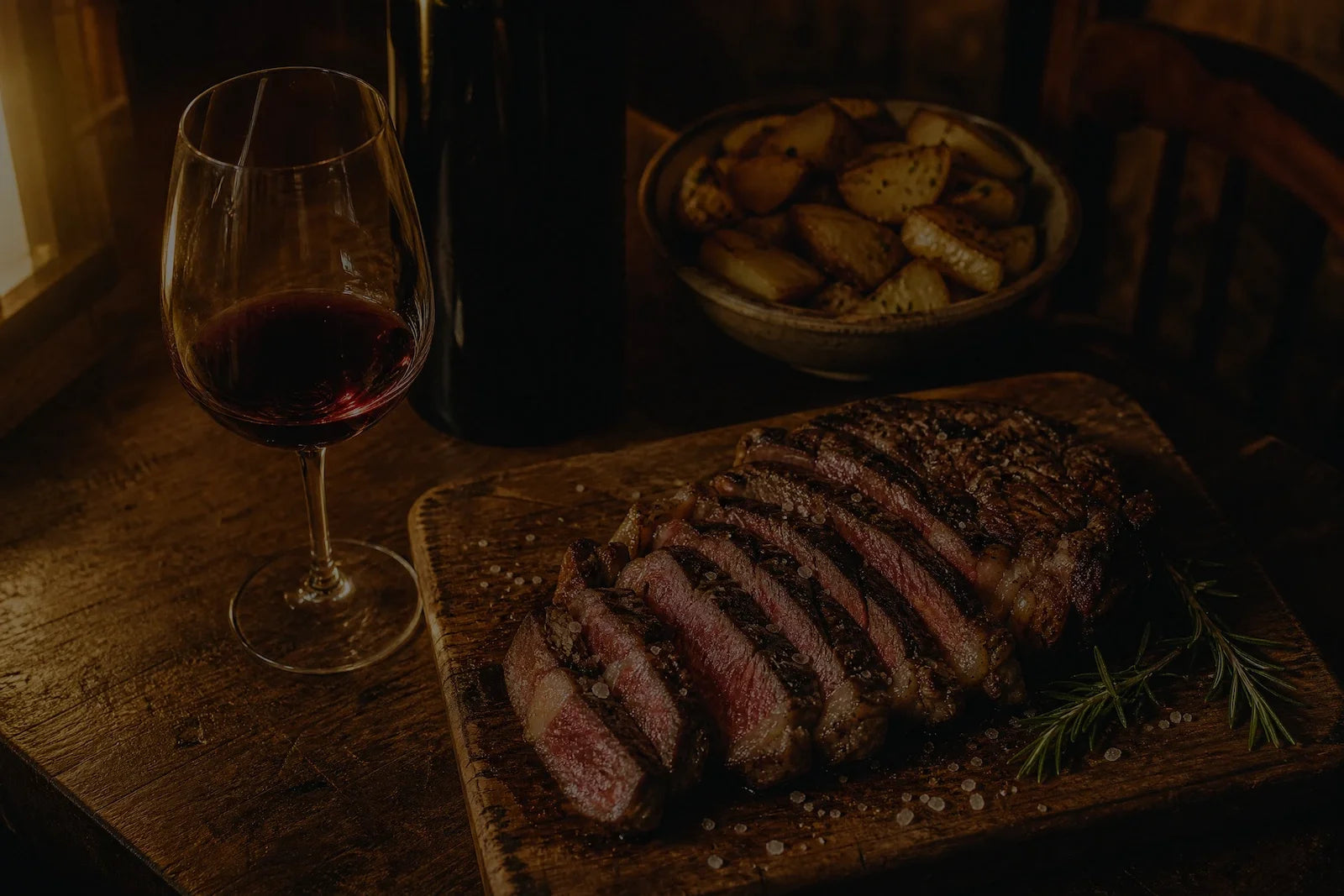 Carne alla brace con patate e vino